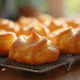 Gros plan sur des choux au craquelin frais sur un grille