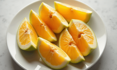 Fruits tropicaux coupés avec I sur une assiette blanche