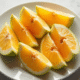 Fruits tropicaux coupés avec I sur une assiette blanche