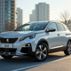 Voiture Peugeot 3008 d'occasion dans un parking urbain en journée