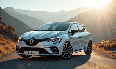 Renault Clio 2 RS argentée sur route de montagne ensoleillée