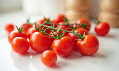 Tomates cerises fraîches sur plan de travail blanc lumineux