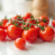 Tomates cerises fraîches sur plan de travail blanc lumineux