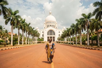 Yamoussoukro, capitale de la Côte d'Ivoire, avec la Basilique Notre-Dame-de-la-Paix dominant le boulevard principal